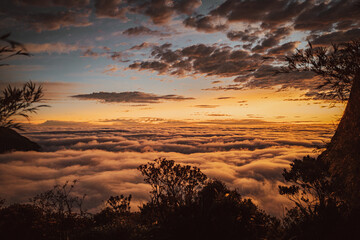 Nascer do Sol Acima das Nuvens no Pico Parana