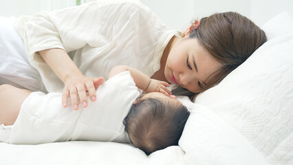 Obraz na płótnie Canvas 赤ちゃんを寝かしつける母親