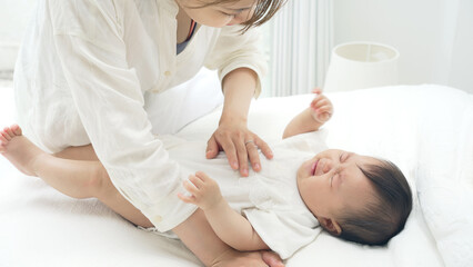 Obraz na płótnie Canvas 赤ちゃんを寝かしつける母親
