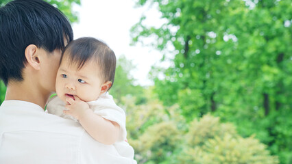 赤ちゃんを抱っこする男性