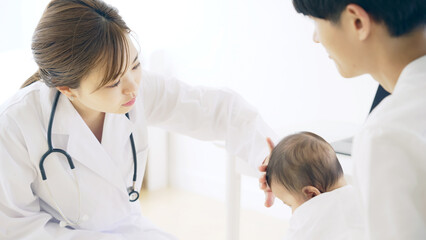 赤ちゃんを診察する医師　小児科医　乳幼児検診