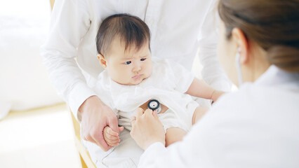 赤ちゃんを診察する医師　小児科医　乳幼児検診