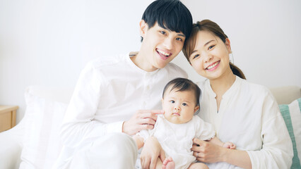 赤ちゃんを抱っこするカップル　子育てイメージ