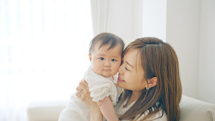 赤ちゃんをあやすママ