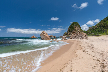 【新潟県村上市：笹川流れ・蓬莱山】笹川流れ蓬莱山は天下の奇勝。キャンプ、海水浴客、釣り人で賑わう。