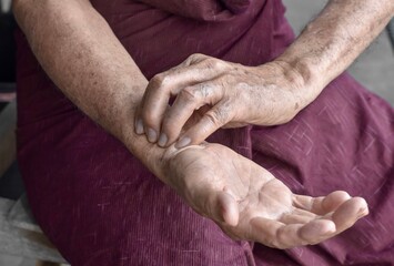 Self-examination of pulsation. Counting pulse rate.