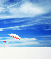 砂浜に置かれたパラソル