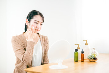 コットンを使ってスキンケアをする女性（肌荒れ・困る）
