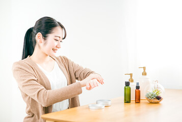保湿クリームを使う女性（腕）
