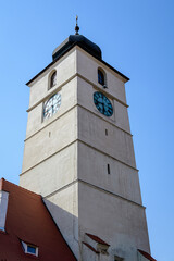 Obraz premium The Council Tower (Turnul Sfatului) towards clear blue sky in the old city center of Sibiu, in Transylvania (Transilvania) region of Romania.