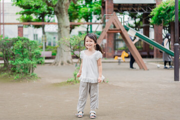 公園で遊ぶ小さな女の子