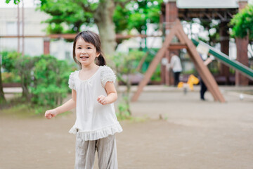 公園で遊ぶ小さな女の子