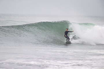 湘南の海でサーフィンを楽しむ男性