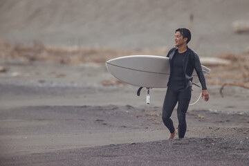 サーフィンを楽しんだ後海から上がった男性