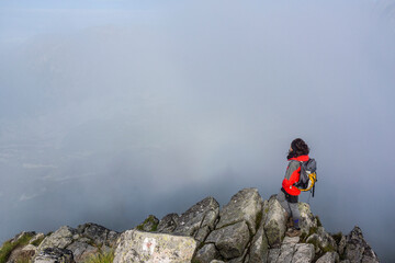 escursionista frente al monte Swinica, 2301 metros, Kasprowy Wierch , parque nacional Tatra, Malopolska, Cárpatos,  Polonia, europe