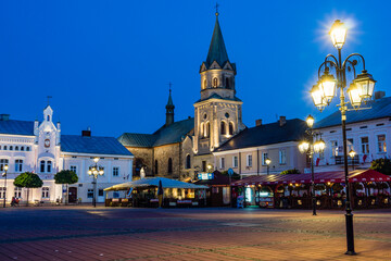 iglesia y el monasterio franciscano, neo-romanico, plaza del mercado, Sanok,  Voivodato de...