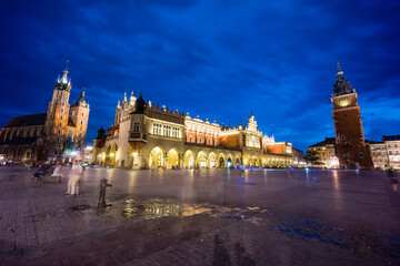 Fototapeta premium lonja de los Paños o Sukiennice edificio renacentista y basilica gotica de Santa Maria, Rynek Główny , plaza del mercado, Cracovia , voivodato de Pequeña Polonia,Polonia, eastern europe