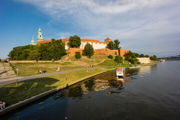 barcazas en el rio Vistula, castillo y colina de Wawel, Cracovia , voivodato de Pequeña Polonia,Polonia,  eastern europe - obrazy, fototapety, plakaty