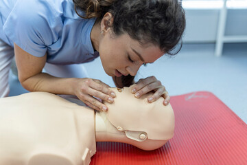 CPR class with instructors talking and demonstrating firt aid, compressions ans reanimation...