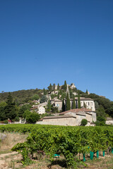 Fototapeta na wymiar Le village de la Roque sur Cèze (Gard) adossé à une colline et dominant les vignes