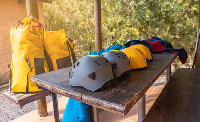 Material de barranquismo formado por casco, mochila, cuerda y neopreno. Fotografía en horizontal.