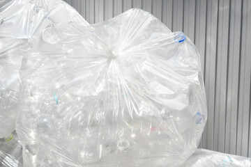 Obraz premium ゴミ袋に入れたペットボトル