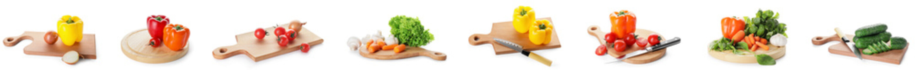 Ensemble de planches à découper en bois avec couteaux et légumes frais sur fond blanc