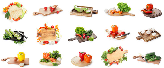 Set houten snijplanken met messen en verse groenten op witte achtergrond