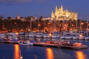 Fototapeta premium Catedral de Mallorca desde el muelle de la Riba , siglo XIII, Monumento Histórico-artístico, Palma, mallorca, islas baleares, españa, europa