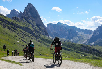 Fototapeta premium Mountainbiker auf der Seceda