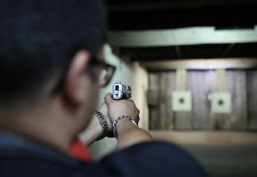 Weapon bullseye target training in a shooting club