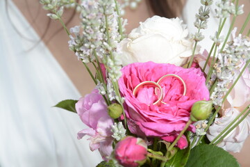 Rine mit Blumen 