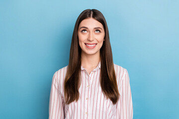 Obraz premium Photo of dreamy funny lady dressed pink shirt big looking up empty space isolated blue color background