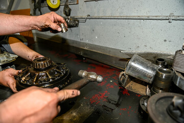 Repair of a bearing of the transmission crown of a car