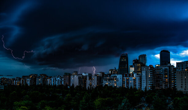 Orage et &Egrave;clairs &Dagger; La D&Egrave;fense
