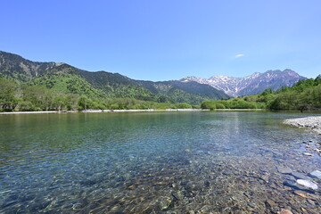 青い空に白い雲、さわやかな6月の風に吹かれて、新緑の美しい若葉を眺めながら憧れの上高地を満喫