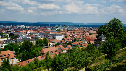 Fototapeta na wymiar Blick vom Michelsberg über Bamberg bei Sonnenschein mit kleinen Wolken