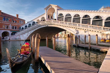 Fototapete Rialtobrücke Rialtobrücke und Gondeln, Venedig, Italien