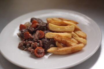 Boeuf bourguignon with french fries