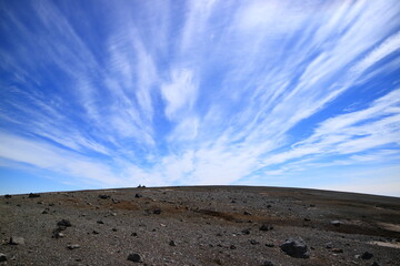 北海道　十勝岳で筋状に流れる雲
