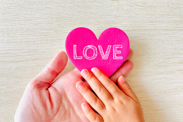 Fototapeta premium 親子の手とハート LOVE