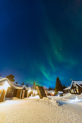 Aurora boreale in Lapponia. ad Abisko in Svezia. Colori nel cielo e tra la neve - obrazy, fototapety, plakaty