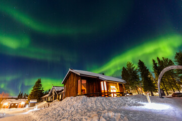 Aurora borealis in Lapland. in Abisko in Zweden. Kleuren in de lucht en in de sneeuw