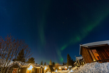 Aurora boreale in Lapponia. ad Abisko in Svezia. Colori nel cielo e tra la neve