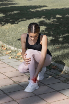 The Female Runner Received A Sprained Ankle Joint.