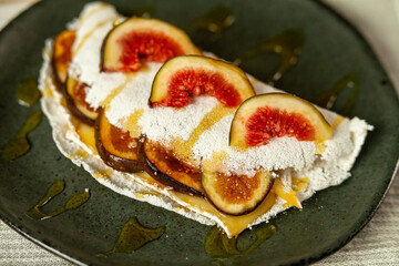 Tapioca com queijo Brie, figo e mel