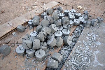 The pile of single concrete spacers round type on the ground, single cover spacer for the slabs.              