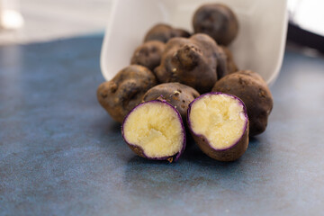 Papa nativa de Perú hervida. Concepto de alimentos.