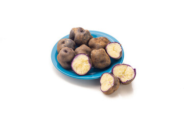 papa nativa de Perú cocinada en fondo blanco. Concepto de alimentos.