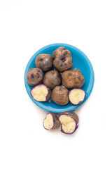 papa nativa de Perú cocinada en fondo blanco. Concepto de alimentos.